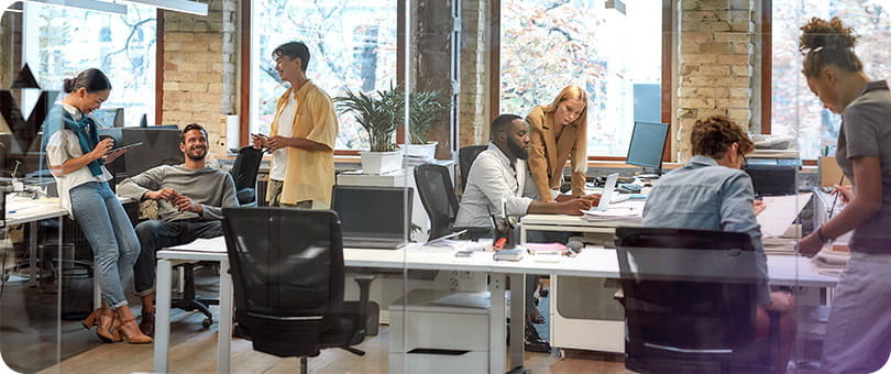 un gruppo di persone in un ufficio moderno