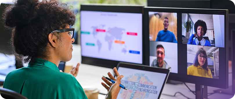 una donna che guarda uno schermo